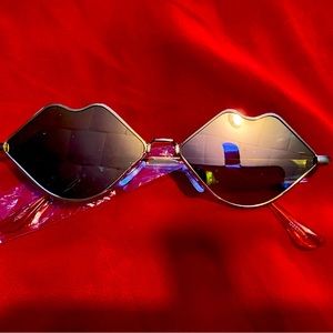 Quo hot lips 👄 Iridescence sun glasses